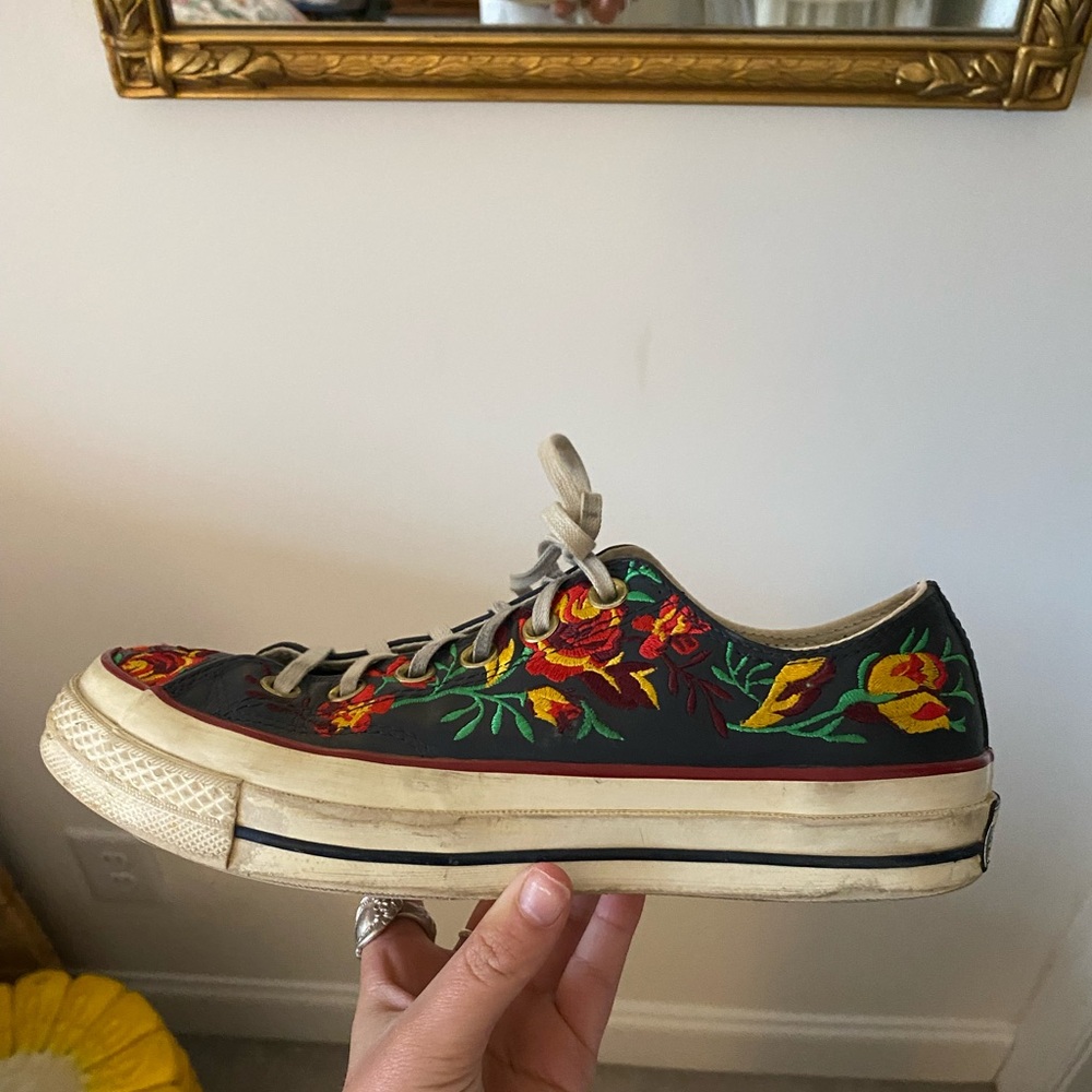 women’s 8 embroidered converse!!!